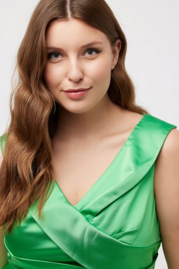 Ulla Popken 817135 Rozkloszowana suknia wieczorowa z dekoltem w szpic Zielona - Sukienki wieczorowe - Wieczorowe sukienki plus size