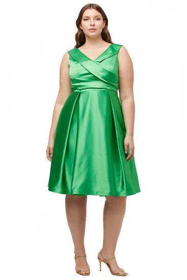 Ulla Popken 817135 Rozkloszowana suknia wieczorowa z dekoltem w szpic Zielona - Sukienki wieczorowe - Wieczorowe sukienki plus size