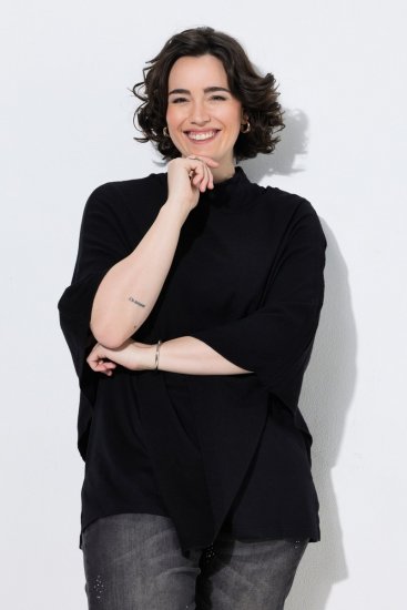 Ulla Popken 855277 Dzianinowe ponczo ze szpiczastym dołem i dekoltem w łódkę Czarna - Ponczo i peleryny - 