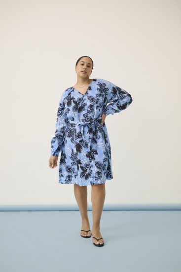 Kaffe Curve Aliana Dress Blue Flower Animal - Sukienki midi - 