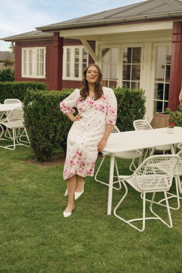 Kaffe Curve Rosa Midi Dress White Rose Border Flower - Sukienki - 