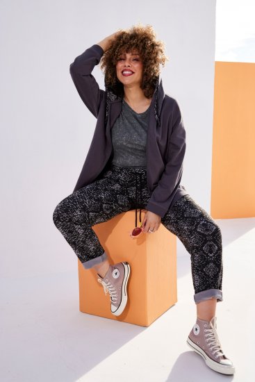 Ulla Popken Snake Print Elastic Waist Joggers Black - Jeansy & Spodnie w Dużych Rozmiarach – Plus Size - 
