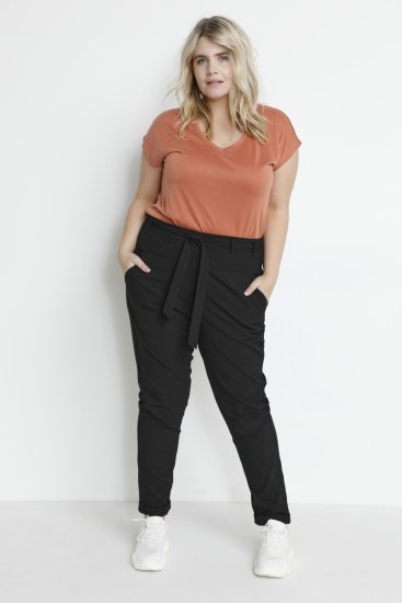 Kaffe Curve Jia Spodnie z paskiem Głęboka czerń - Jeansy & Spodnie w Dużych Rozmiarach – Plus Size - 