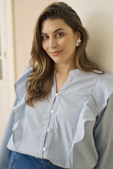 Kaffe Curve Lenia Flounce Shirt Powder Blue Stripe - Koszule - 