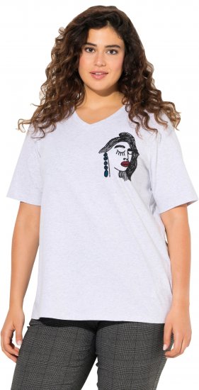 Ulla Popken Embroidered Face Motif Short Sleeve V-Neck Tee Light Grey Melange - Koszulki z nadrukiem dla kobiet - 