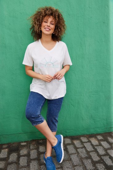 Ulla Popken Embroidered Sunrise Lettering Tee Off-White - Koszulki z nadrukiem dla kobiet - 